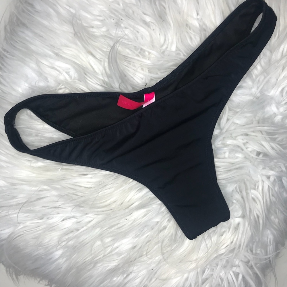 High thigh sexy Victoria’s Secret bikini bottoms🖤